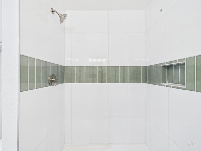 Building Photo - 806 W 24th St