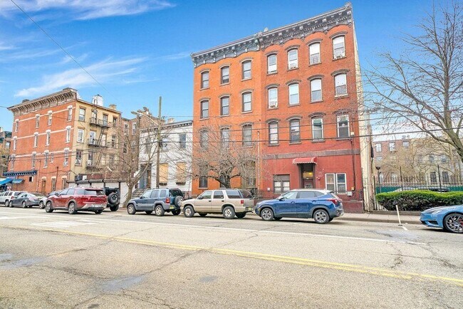 Building Photo - 189 Christopher Columbus Dr