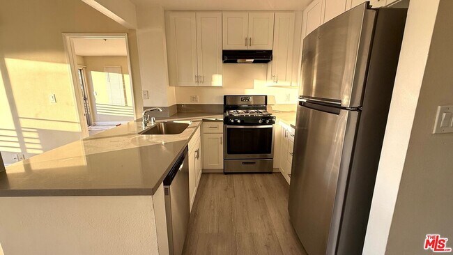 Building Photo - 701 S Kingsley Dr