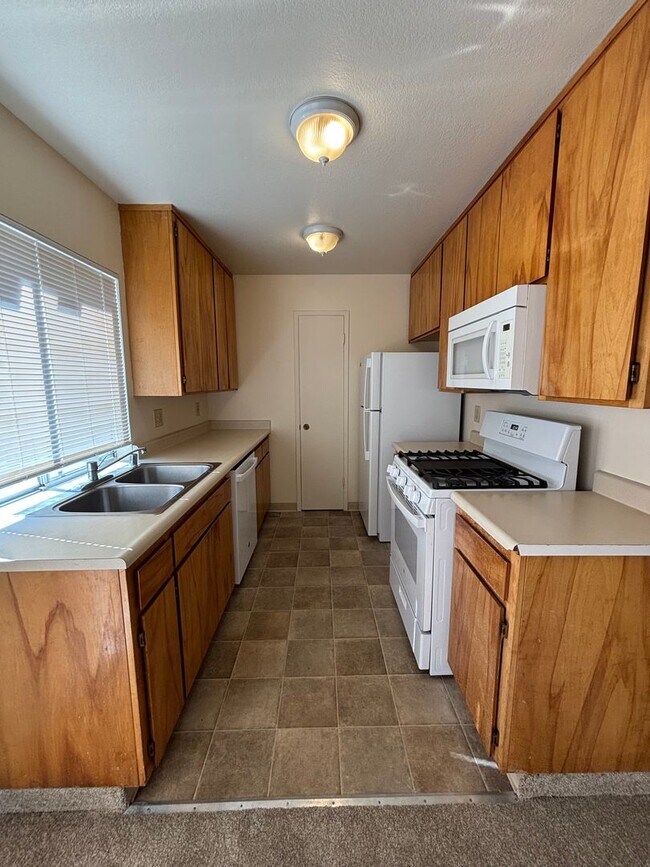Building Photo - 5059 Charmian Dr