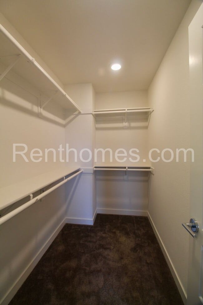 Building Photo - 1716 Discovery Falls Dr