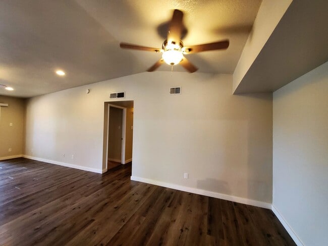 Building Photo - **MOVE IN SPECIAL***HALF OFF FIRST MONTHS RENT. UPSTAIRS 2 BEDROOM CONDO OVERLOOKING GREENBELT