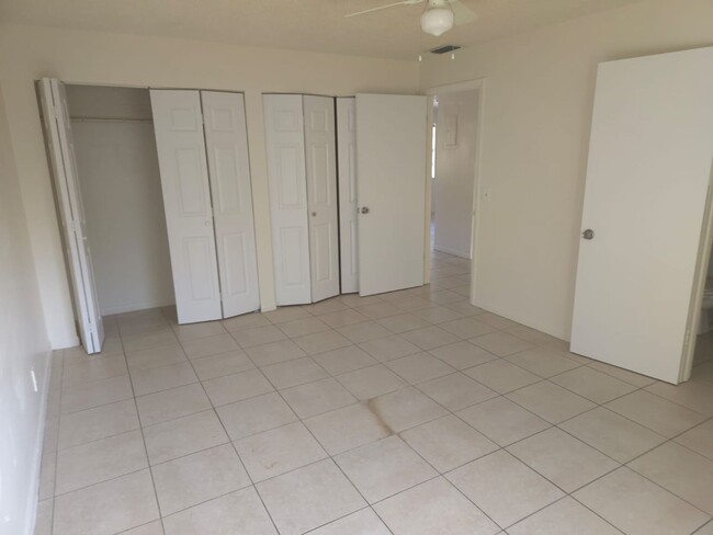 Building Photo - 2Bed 2Bath Condo Lake worth