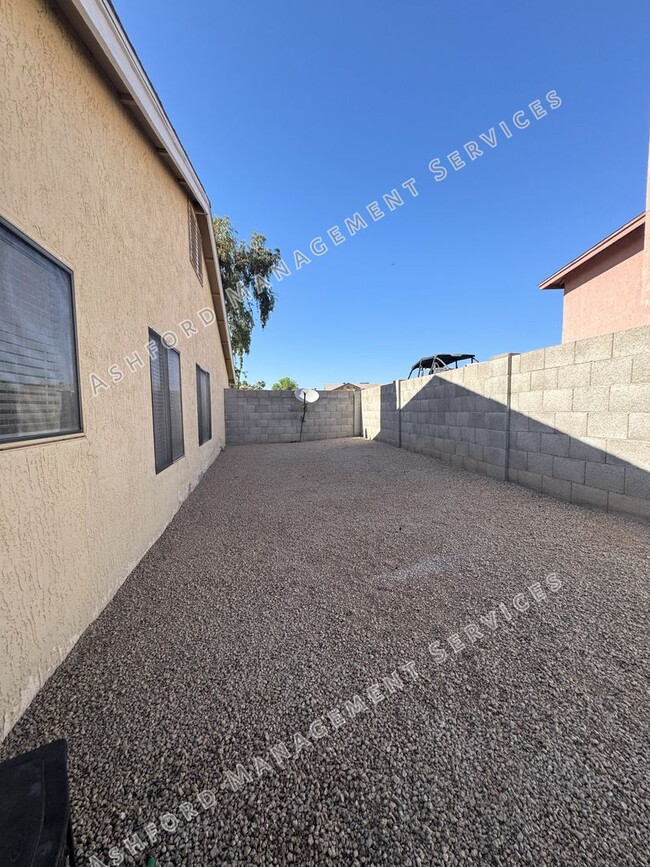 Building Photo - BEAUTIFULLY REMODELED 3 BEDROOM HOME WITH ...