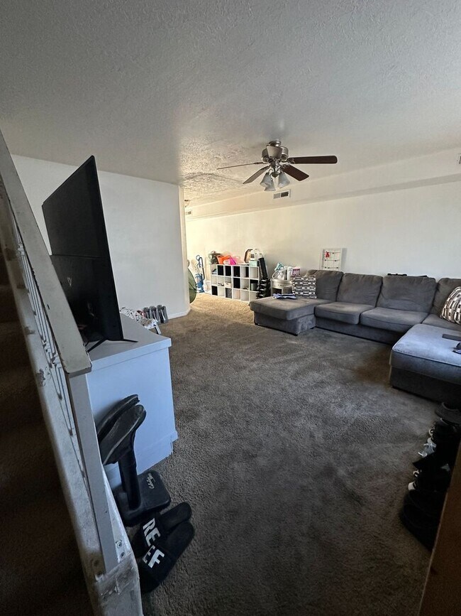 Building Photo - Charming Townhome