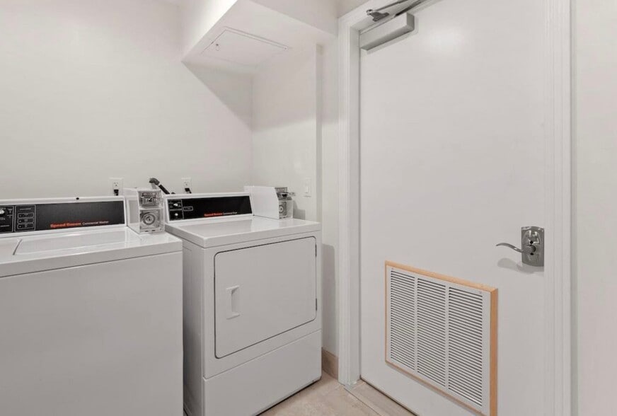 Building Photo - 12147 Magnolia Blvd