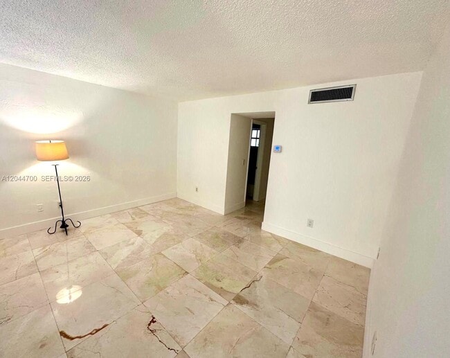 Building Photo - 10901 N Kendall Dr