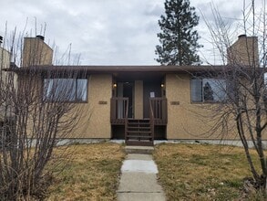 Building Photo - Darling updated duplex