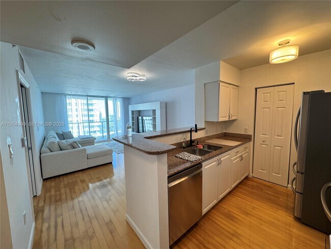 Building Photo - 1155 Brickell Bay Dr