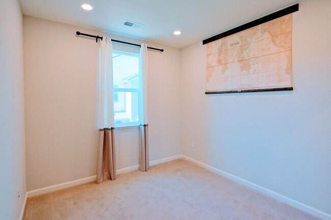 Building Photo - Beautiful end unit 4 bedroom condo in Dublin
