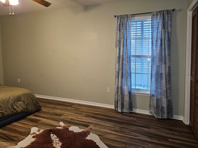 Building Photo - Charming 2 Bed, 2 Bath Home for Rent in Spring Hill (34609) – Spacious, Bright, and Perfectly Loc...