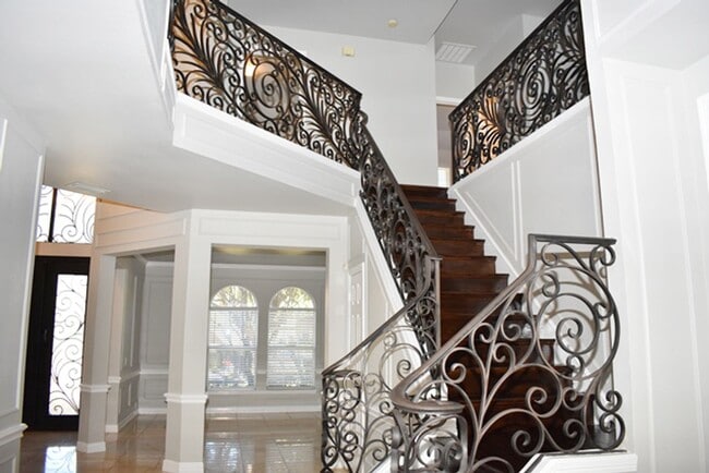 Building Photo - AVAILABLE NOW! Prestigious 5-3.5-3 w POOL ...