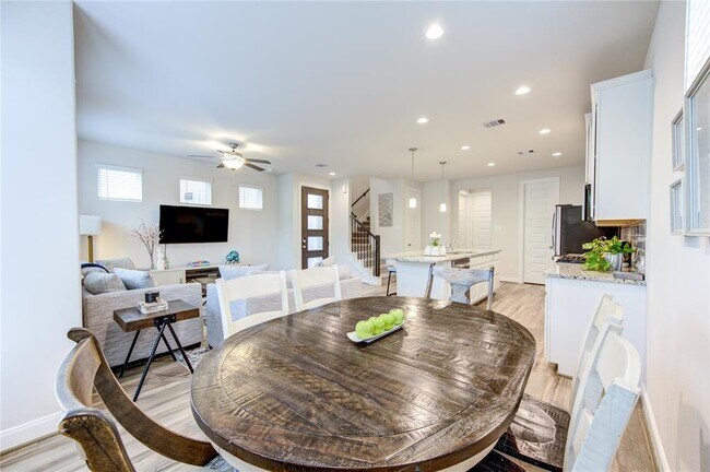 Building Photo - 9834 Rugged Oaks Dr