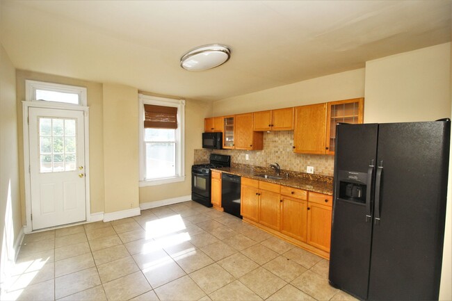 Building Photo - Updated 3bd/2ba Hampden Rowhome w/ CAC, W/...
