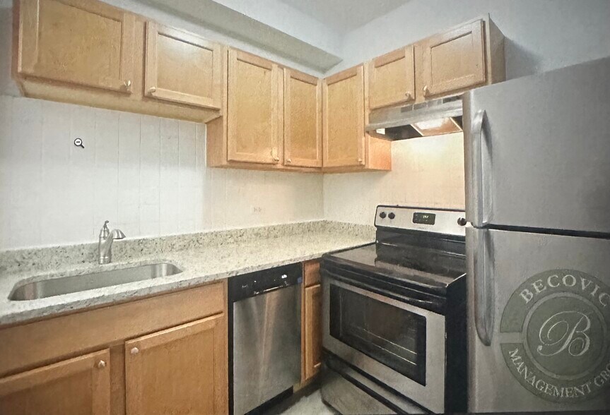 Building Photo - 7445 N Greenview Ave