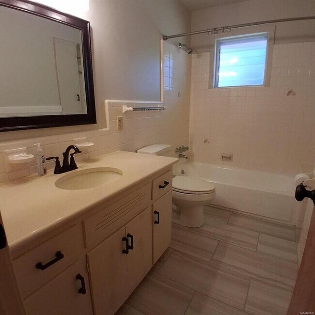 Building Photo - 3733 Royal Crest Dr