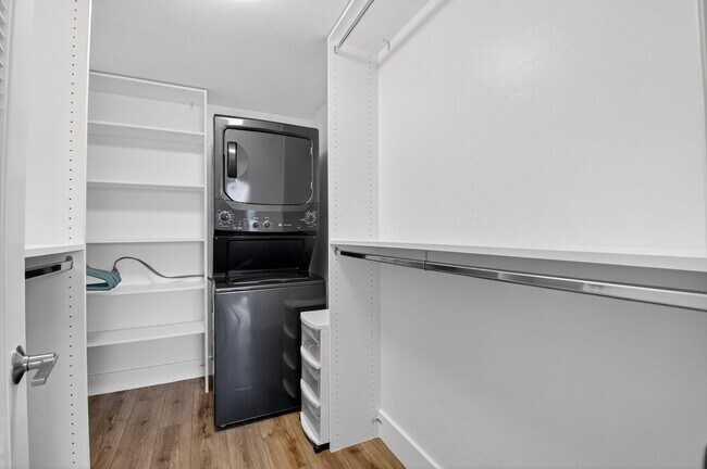 Building Photo - 830 Greensward Ct