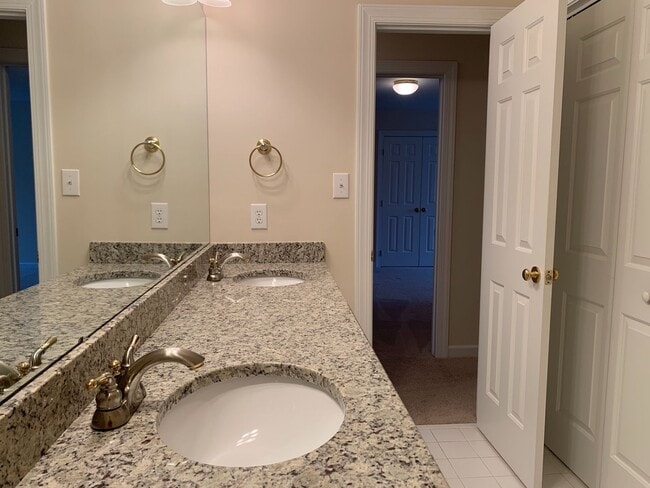 Building Photo - Large 3 Bed | 2.5 Bath Townhouse With Firs...
