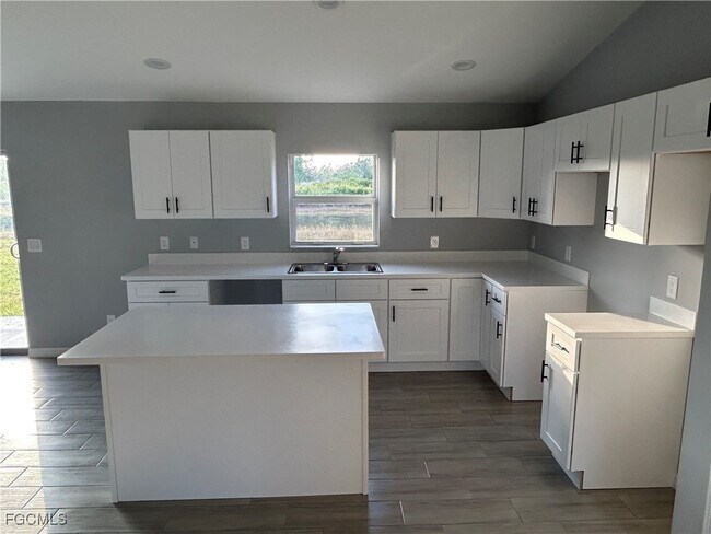 Building Photo - 776 Cashmere Ave