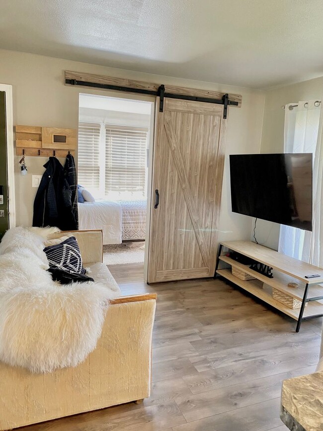 Building Photo - Fully Furnished 1 Bed 1 Bath Unit Available NOW!