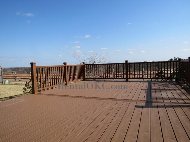 Building Photo - Stunning 3 Bed/2 Bath with office with bea...