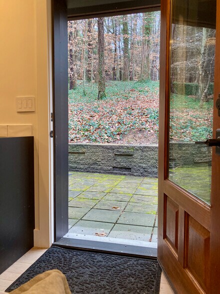 Building Photo - 385 Beaverdam Rd