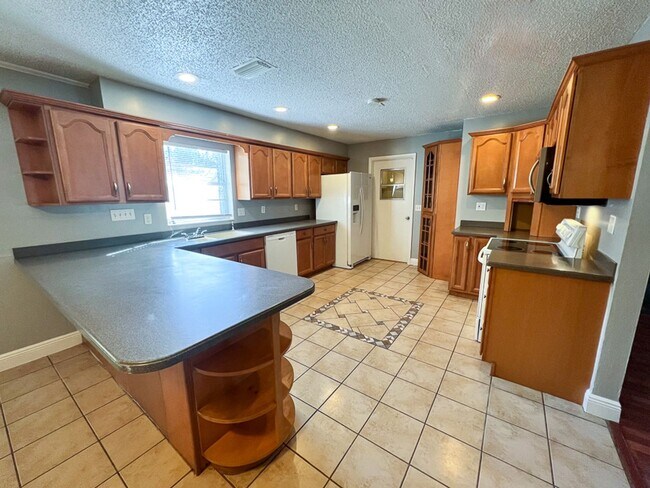 Building Photo - Pet Friendly 5BR/3BA Pool home in Northwoo...