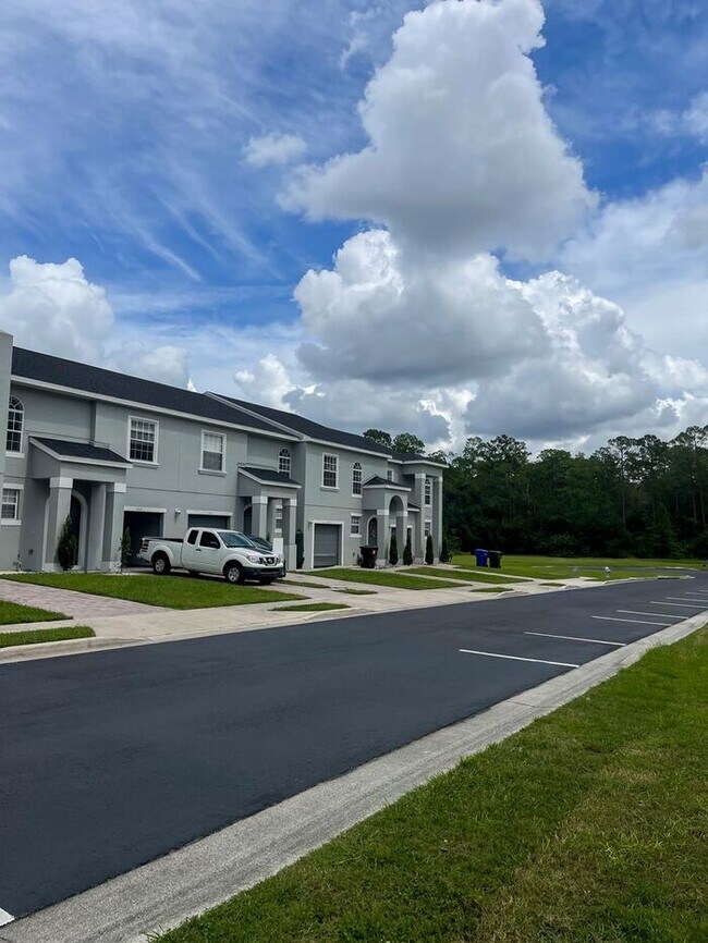 Building Photo - Updated 3 bed 2.5 bath Townhome