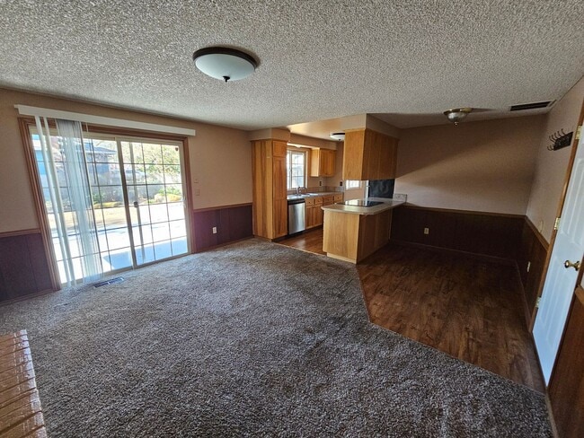 Building Photo - Roomy Ranch in Gladstone