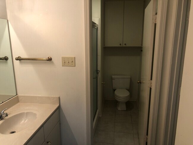 Building Photo - 412 Hampton Ct