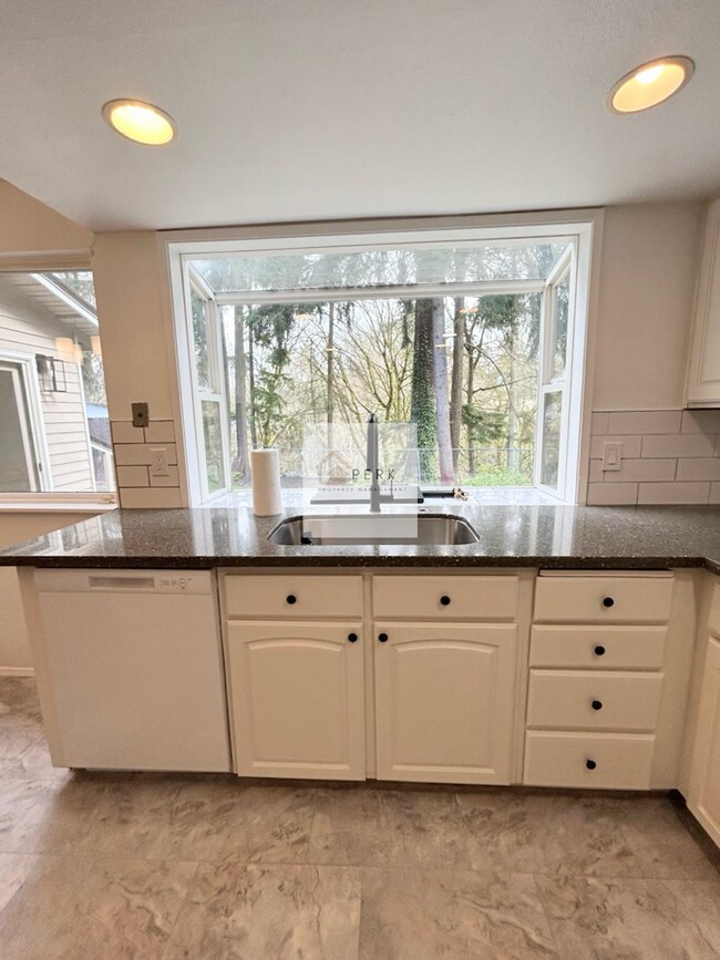 Building Photo - Beautiful 5 Bedroom / 3 Bath Home