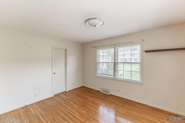 Building Photo - 904 SE Chatterson Rd