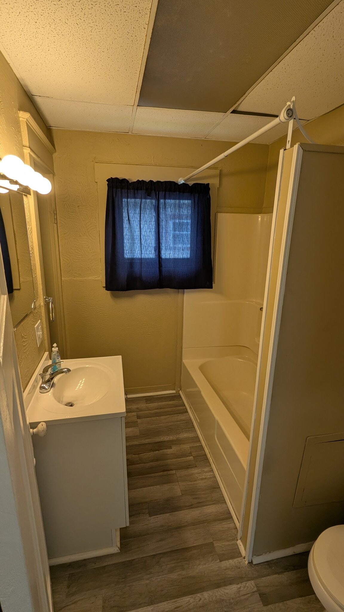Building Photo - 1128 Manor Ct