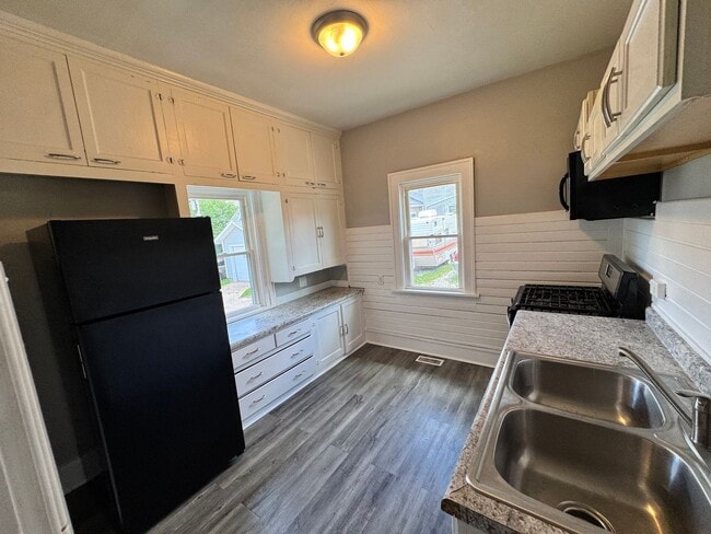 Building Photo - 3 bed 1 bath Rock Island Home!