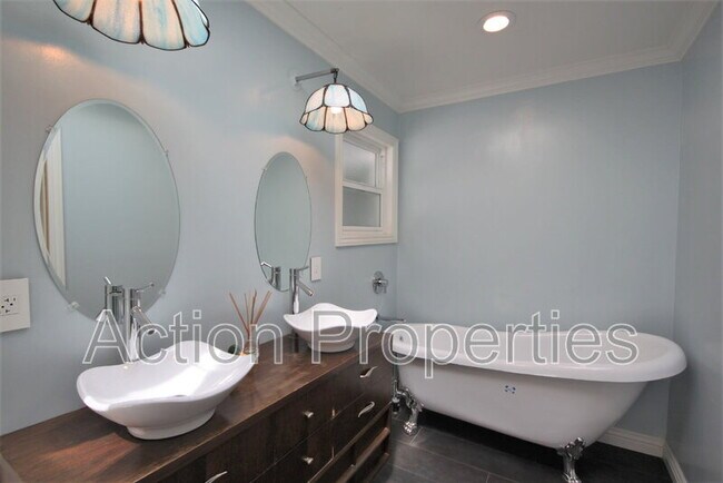 Building Photo - 1074 Highlands Cir