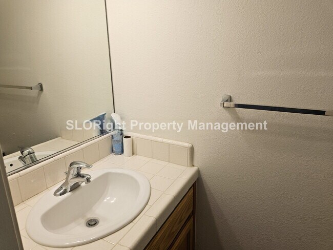 Building Photo - AVAILABLE AUGUST - Spacious 3 Bed / 2.5 Bath Templeton Condo