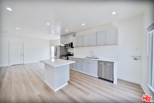 Building Photo - 132 S Kenmore Ave