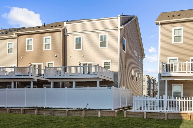 Building Photo - Massive 4 BR/2 Full BA & 2 Half BA EOG Tow...
