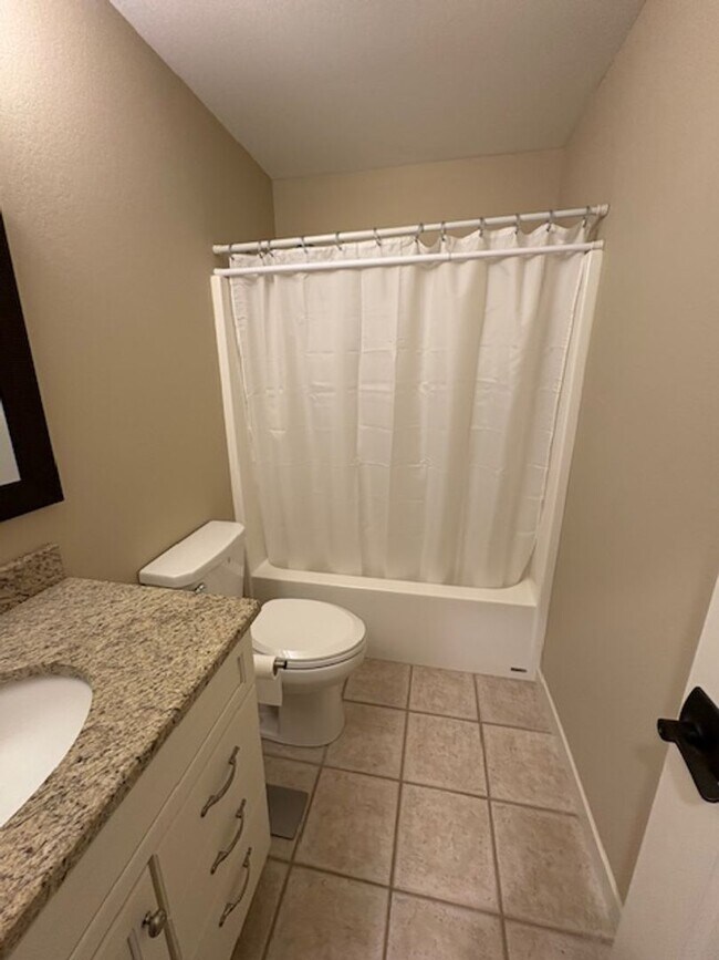 Building Photo - Stunning 3-Bedroom, 2-Bath Home with Lake Views!