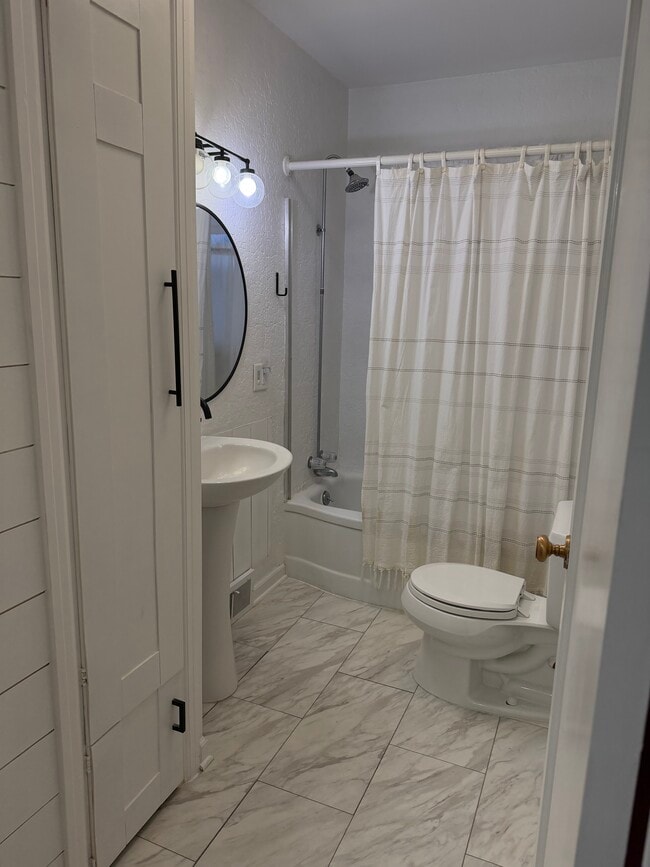 Building Photo - 181 W Custer Ave