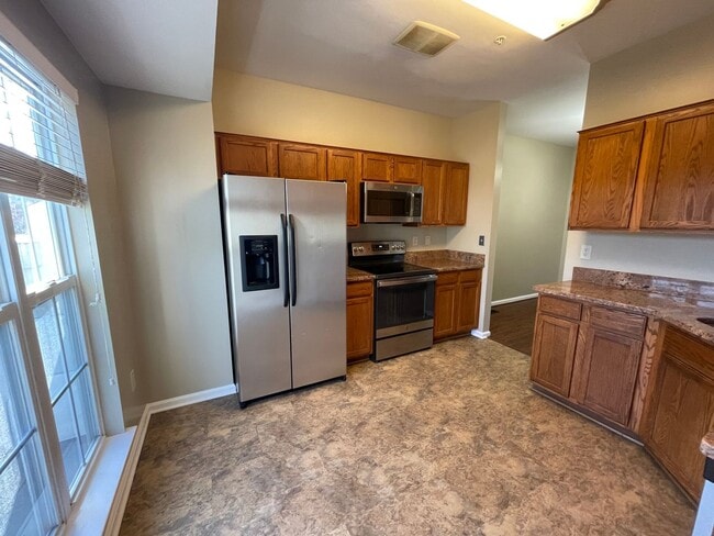 Building Photo - Beautiful 3 Bed 2.5 Bath Interior Townhome...