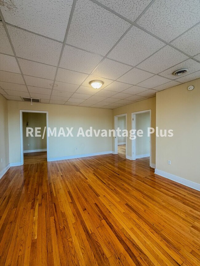 Building Photo - 400 S Main St