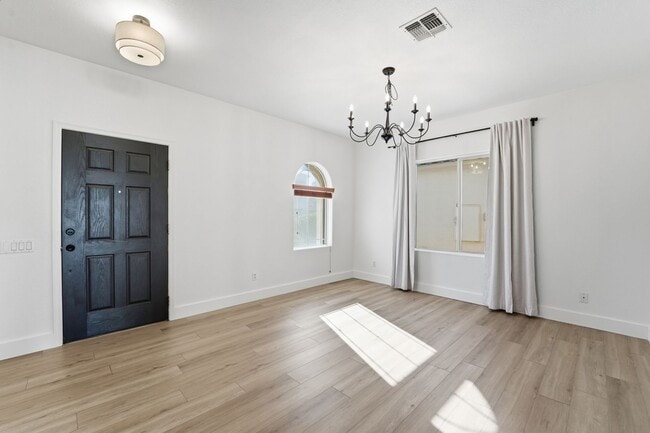 Building Photo - Beautiful 3-bedroom, 2-bathroom residence in the lively city of Mesa, Arizona!