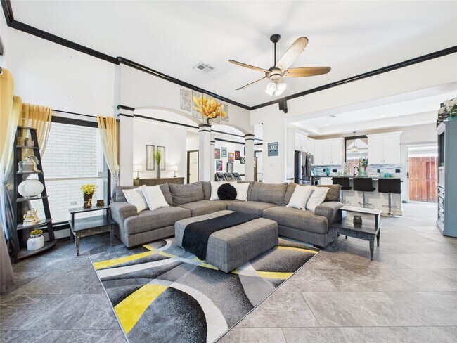 Building Photo - 203 Las Brisas St