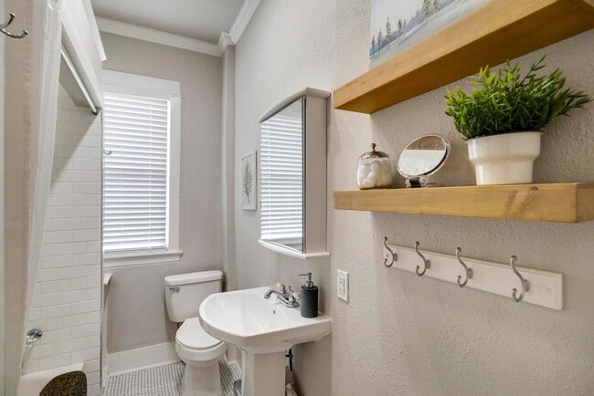 Building Photo - Fully Furnished 3 bedroom 2 bath  for 2 weeks or a Month stay