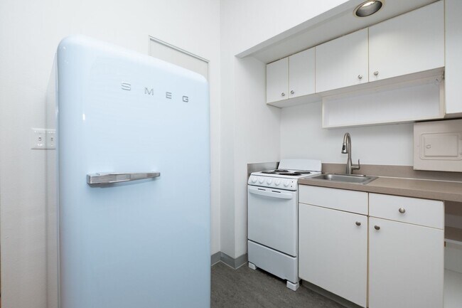 Building Photo - Cool & Chic Downtown Flat with A/C Comfort!
