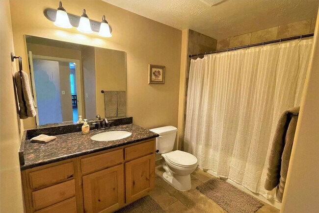 Building Photo - 606 W S Temple St