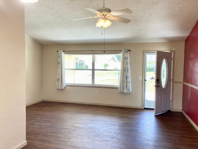 Building Photo - Available soon! 2 bedroom, 1.5 bath home w...