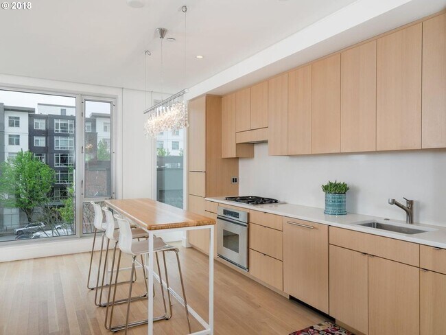 Building Photo - MOVE IN SPECIAL: $500 OFF! Stunning Condo ...
