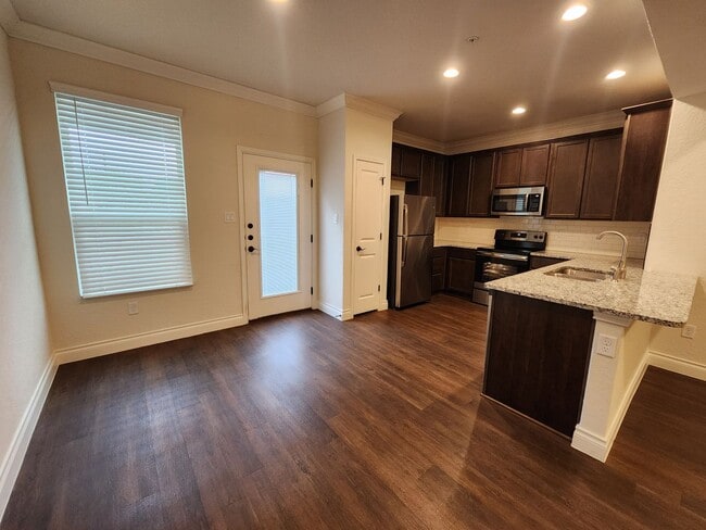 Building Photo - 1 MONTH FREE RENT/ 3/2.5/1.5 Fourplex Clos...